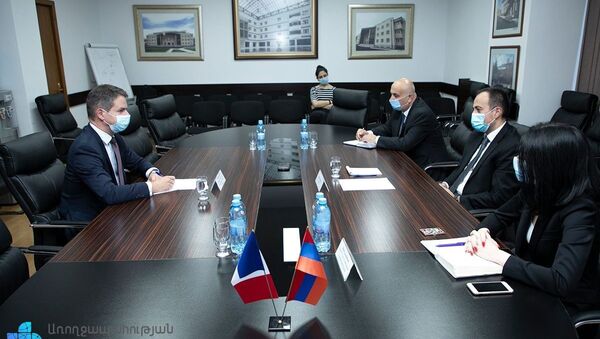 Министр здравоохранения Армении Арсен Торосян встретился с ЧП послом Франции Джонатаном Лакотом (17 октября 2020). Еревaн - Sputnik Արմենիա
