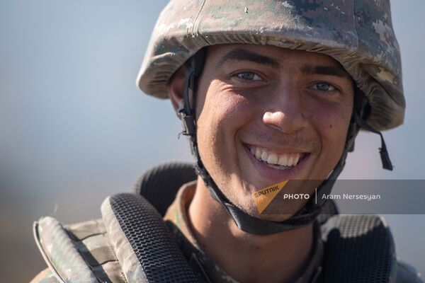 Առաջնագծի ժպտերես զինծառայողը - Sputnik Արմենիա