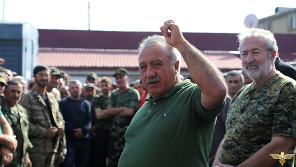 Глава союза добровольцев Еркрапа Сасун Микаелян отправляется на передовую (3 октября 2020). Еревaн - Sputnik Армения