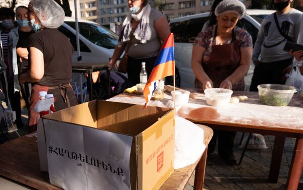 Женщины, прибывшие из Степанакерта, готовят и продают “женгялов хац” в центре Еревана (19октября 2020). Еревaн - Sputnik Армения