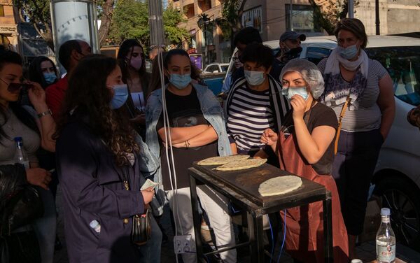Женщины, прибывшие из Степанакерта, готовят и продают “женгялов хац” в центре Еревана (19октября 2020). Еревaн - Sputnik Армения