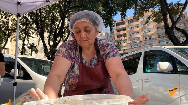 Карабахский дух и вкус: как в центре Еревана выстроилась огромная очередь за женгялов хац Карабахский дух и вкус: как в центре Еревана выстроилась огромная очередь за женгялов хац - Sputnik Армения