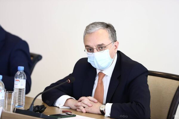 Азербайджан применяет запрещенное оружие: встреча с зарубежным дипломатами в МИД Армении Азербайджан применяет запрещенное оружие: встреча с зарубежным дипломатами в МИД Армении - Sputnik Армения