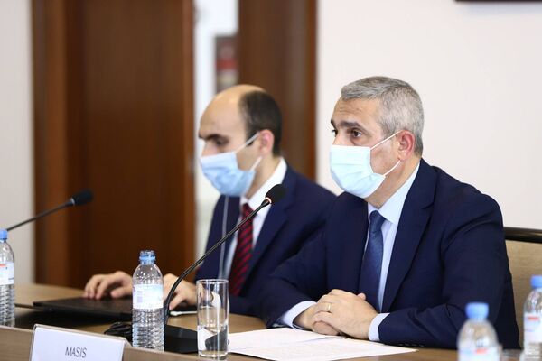 Азербайджан применяет запрещенное оружие: встреча с зарубежным дипломатами в МИД Армении Азербайджан применяет запрещенное оружие: встреча с зарубежным дипломатами в МИД Армении - Sputnik Армения