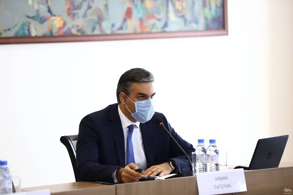 Азербайджан применяет запрещенное оружие: встреча с зарубежным дипломатами в МИД Армении Азербайджан применяет запрещенное оружие: встреча с зарубежным дипломатами в МИД Армении - Sputnik Армения
