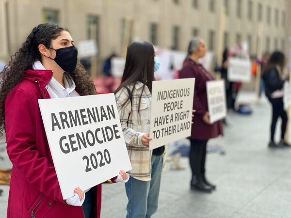 Кровавая стирка: армяне Торонто провели безмолвную акцию протеста Кровавая стирка: армяне Торонто провели безмолвную акцию протеста - Sputnik Армения