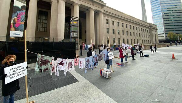 Армянская молодежь демонстрирует художественную инсталляцию художницы Мариам Мугрусян в акции протеста против войны в Карабахе (21 октября 2020). Торонто - Sputnik Արմենիա