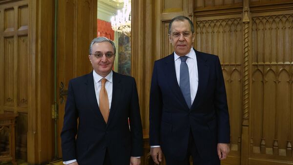 Главы МИД Армении и России Зограб Мнацаканян и Сергей Лавров перед началом встречи (21 октября 2020). Москвa - Sputnik Արմենիա