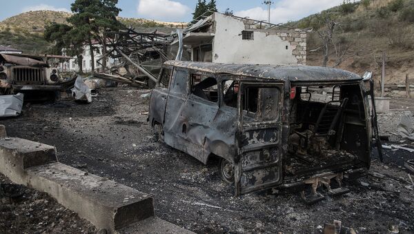 Сгоревший автомобиль скорой помощи у госпиталя в Мартакерте, разрушенного в результате обстрела (15 октября 2020). Карабах - Sputnik Армения