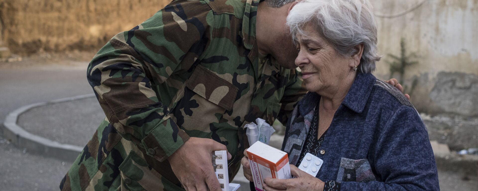 Волонтер в форме передает лекарства пожилой женщине в Степанакерте (16 октября 2020). Карабах - Sputnik Армения, 1920, 11.09.2021