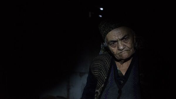 Пожилая женщина в подвале дома из-за обстрелов Степанакерта (19 октября 2020). Карабах - Sputnik Արմենիա