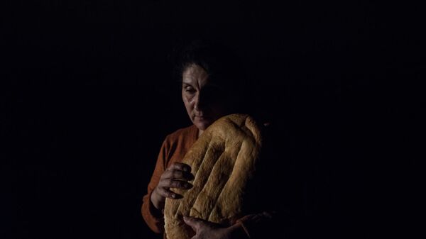 Женщина с хлебом в Степанакерте - Sputnik Армения