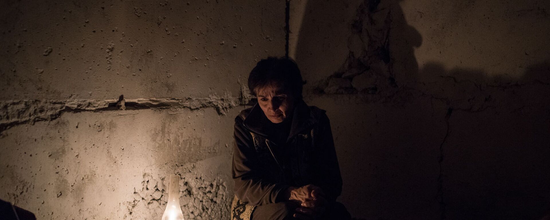 Женщина у керосиновой лампы в подвале дома из-за обстрелов Степанакерта (19 октября 2020). Карабах - Sputnik Армения, 1920, 06.03.2021