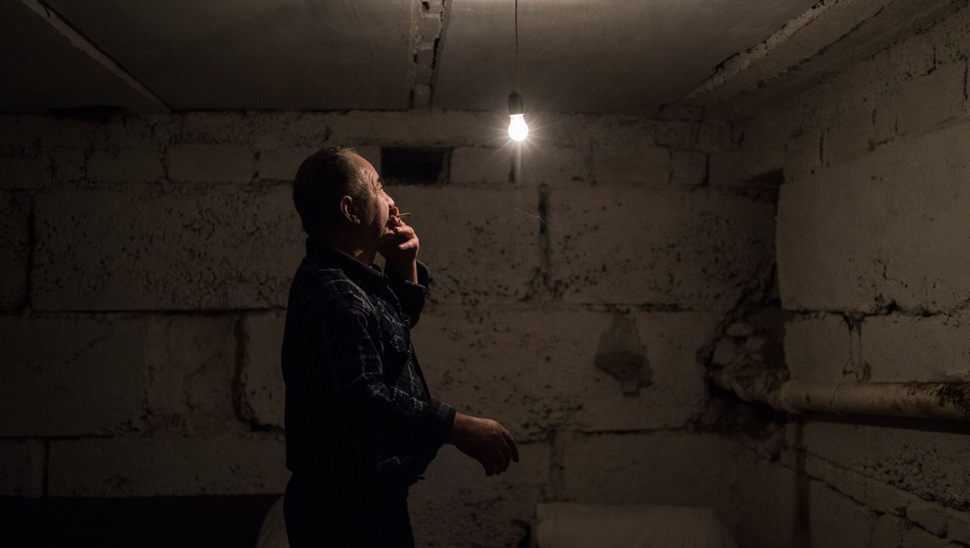 Мужчина в подвале жилого дома в Степанакерте (20 октября 2020). Карабах - Sputnik Արմենիա, 1920, 07.06.2021