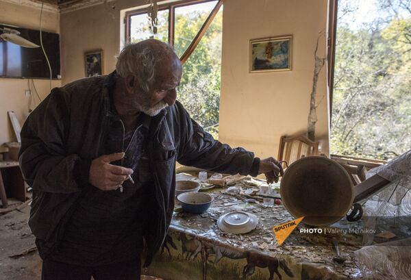Տղամարդն իր տանը, որը վնասվել է Շոշ գյուղի հրթիռակոծության ժամանակ (2020 թվականի հոկտեմբերի 17) - Sputnik Արմենիա