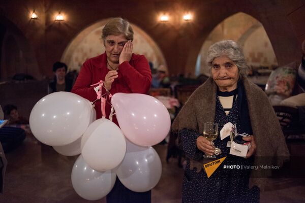 Աջ կողմում նստած կինն իր ծննդյան օրն է նշում Ստեփանակերտի ապաստարաններից մեկում (2020 թվականի հոկտեմբերի 18) - Sputnik Արմենիա