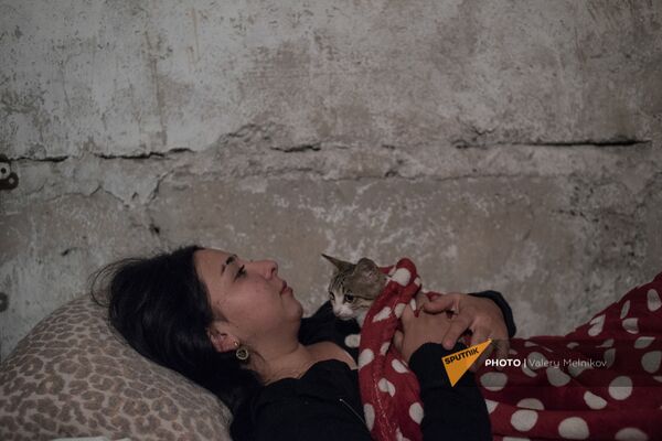 Երիտասարդ աղջիկը կատվի հետ տան նկուղում, (2020 թվականի հոկտեմբերի 19) - Sputnik Արմենիա