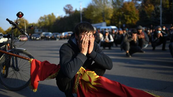 Участники митинга на Старой площади в Бишкеке  - Sputnik Армения