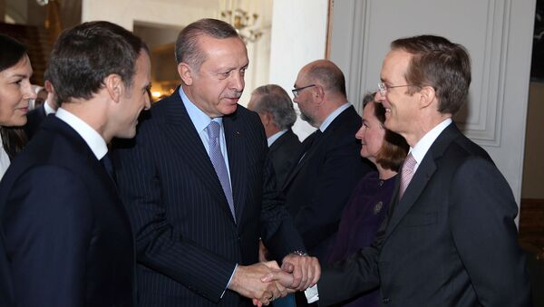 Президент Франции Эммануэль Макрон смотрит на приветствие президента Турции Реджепа Эрдогана с послом Франции в Турции Шарлем Фрисем в Елисейском дворце (5 января 2018). Париж - Sputnik Արմենիա