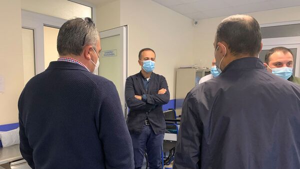 Министр здравоохранения Арсен Торосян посетил районные медцентры, где проходят лечения раненные военнослужащие - Sputnik Արմենիա