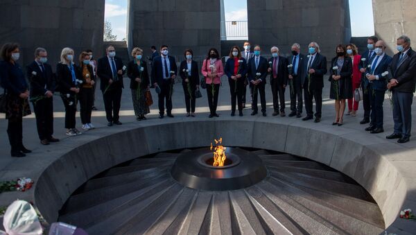 Депутаты французского парламента посетили мемориал жертвом геница Армян Цицернакаберд (25 октября 2020). Еревaн - Sputnik Արմենիա