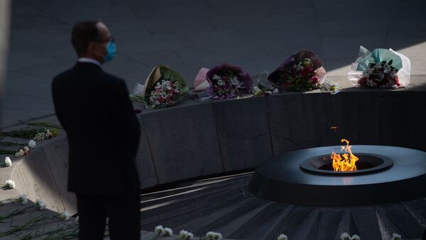 Депутаты французского парламента посетили мемориал жертвом Геница Армян Цицернакаберд (25 октября 2020). Еревaн - Sputnik Արմենիա