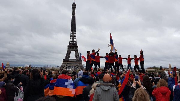 Многотысячная акция протеста армянской общины Франции против турецко-азербайджанской агрессии в Карабахе (25 октября 2020). Париж - Sputnik Արմենիա