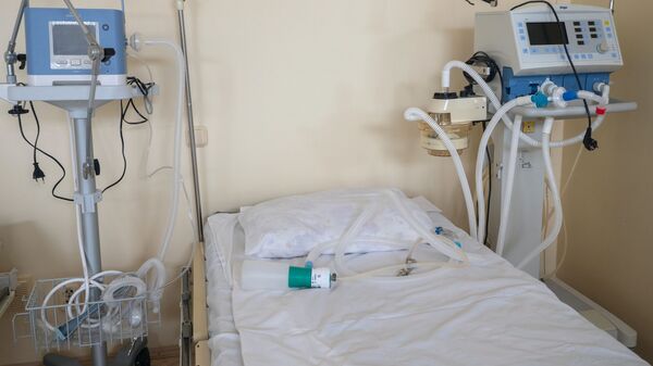 Палата интенсивной терапии для лечения больных коронавирусом в инфекционном отделении госпиталя - Sputnik Армения