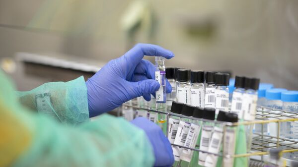 Ученый обрабатывает образцы ПЦР-тестов на коронавирус в микробиологической лаборатории больницы Грегорио Маранон в Мадриде - Sputnik Армения