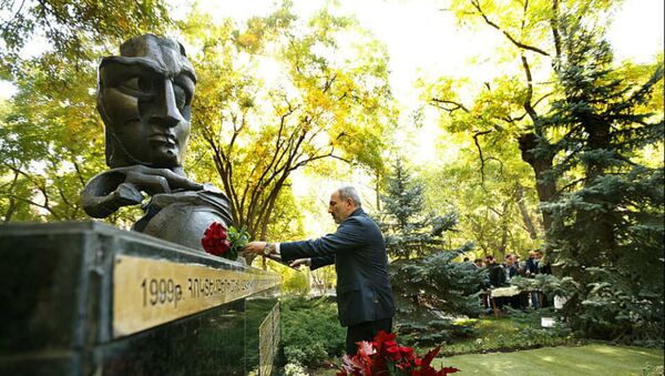 Премьер-министр Никол Пашинян возлагает цветы на могилу Вазгена Саркисяна и Карена Демирчяна (27 октября 2020). Еревaн - Sputnik Արմենիա
