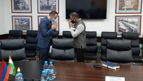 Министр здравоохранения Армении Арсен Торосян встретился с ЧП послом Индии Кишаном Даном Девалом (27 октября 2020). Еревaн - Sputnik Армения