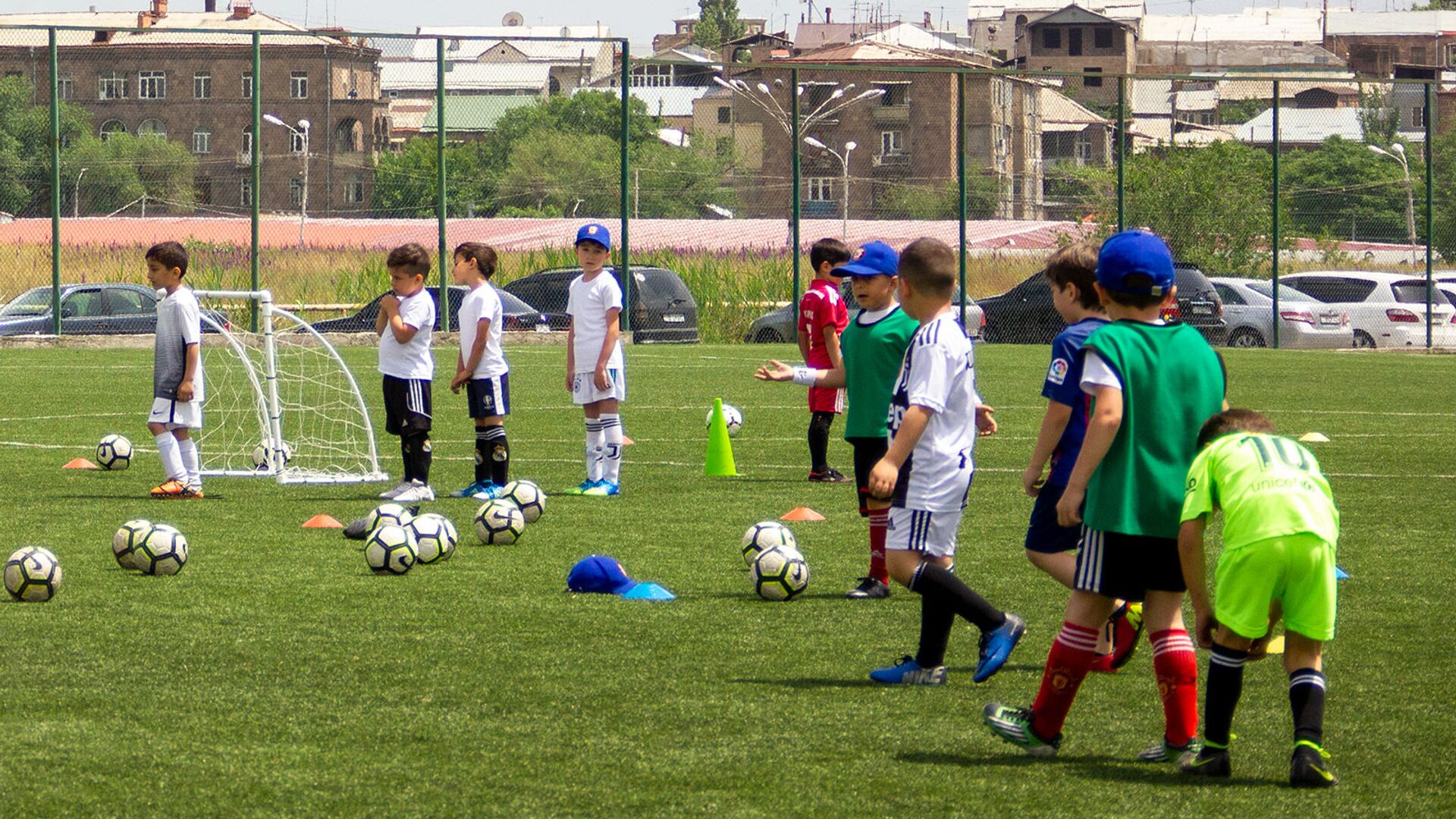 Дети на тренировке по футболу - Sputnik Армения, 1920, 06.05.2022