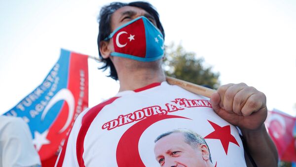 Этнический Уйгурский демонстрант в футболке с изображением президента Турции Реджепа Тайипа Эрдогана во время акции протеста против Китая (1 октября 2020). Стамбул - Sputnik Արմենիա