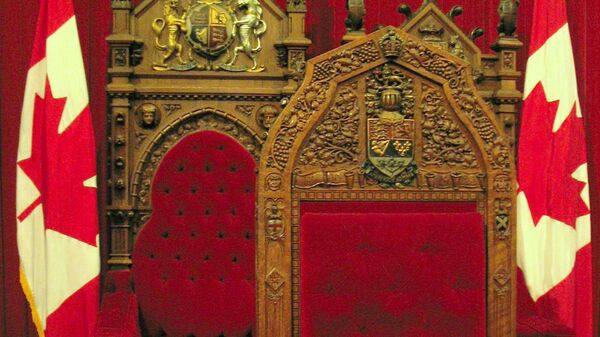 Кресло председателя Сената Канады на фоне флагов и тронов генерал-губернатора и его супруги в зале канадского Сената - Sputnik Армения