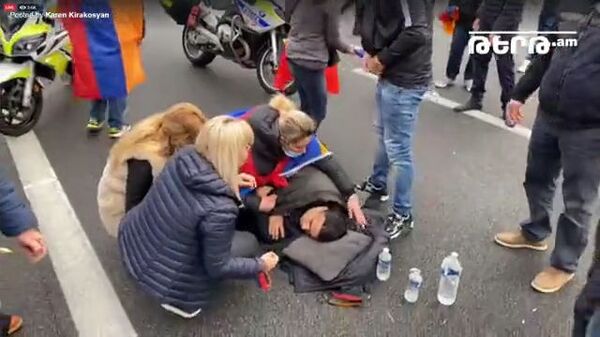 Акция в поддержку Карабаха во Франции: на активистов напали неизвестные, есть пострадавший Акция в поддержку Карабаха во Франции: на активистов напали неизвестные, есть пострадавший - Sputnik Армения