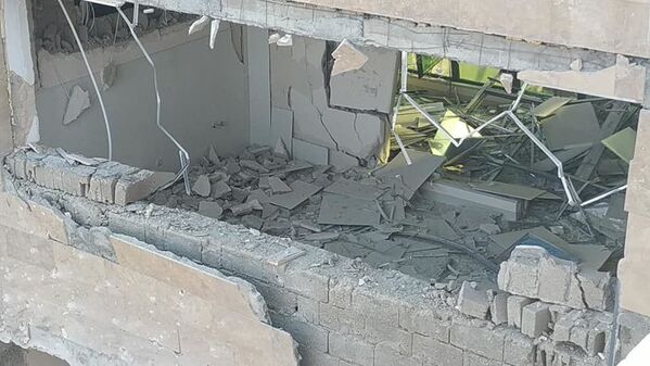 Последствия обстрела здания роддома в Степанакерте (28 октября 2020). Карабах - Sputnik Армения