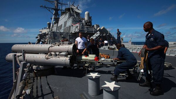 Экипаж извлекает торпеду из пусковой трубы на палубе USS Arleigh Burke (25 июня 2009). Индийский океан  - Sputnik Армения
