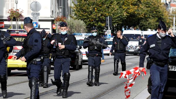 Силы безопасности охраняют территорию после сообщения о нападении с ножом в церкви Нотр-Дам в Ницце (29 октября 2020). Франция - Sputnik Արմենիա