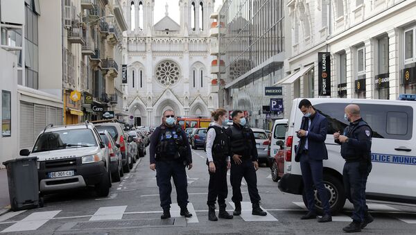 Сотрудники правоохранительных органов охраняют район после сообщения о нападении с ножом на церковь Нотр-Дам в Ницце (29 октября 2020). Франция - Sputnik Армения
