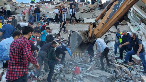 Спасатели и горожане у рухнувшего здания в Измире после сильного землетрясения в Эгейском море (30 октября 2020). Турция - Sputnik Արմենիա