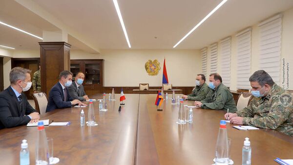 Министр обороны Армении Давид Тоноян встретился с ЧП послом Франции Джонатаном Лакотом (30 октября 2020). Еревaн - Sputnik Армения