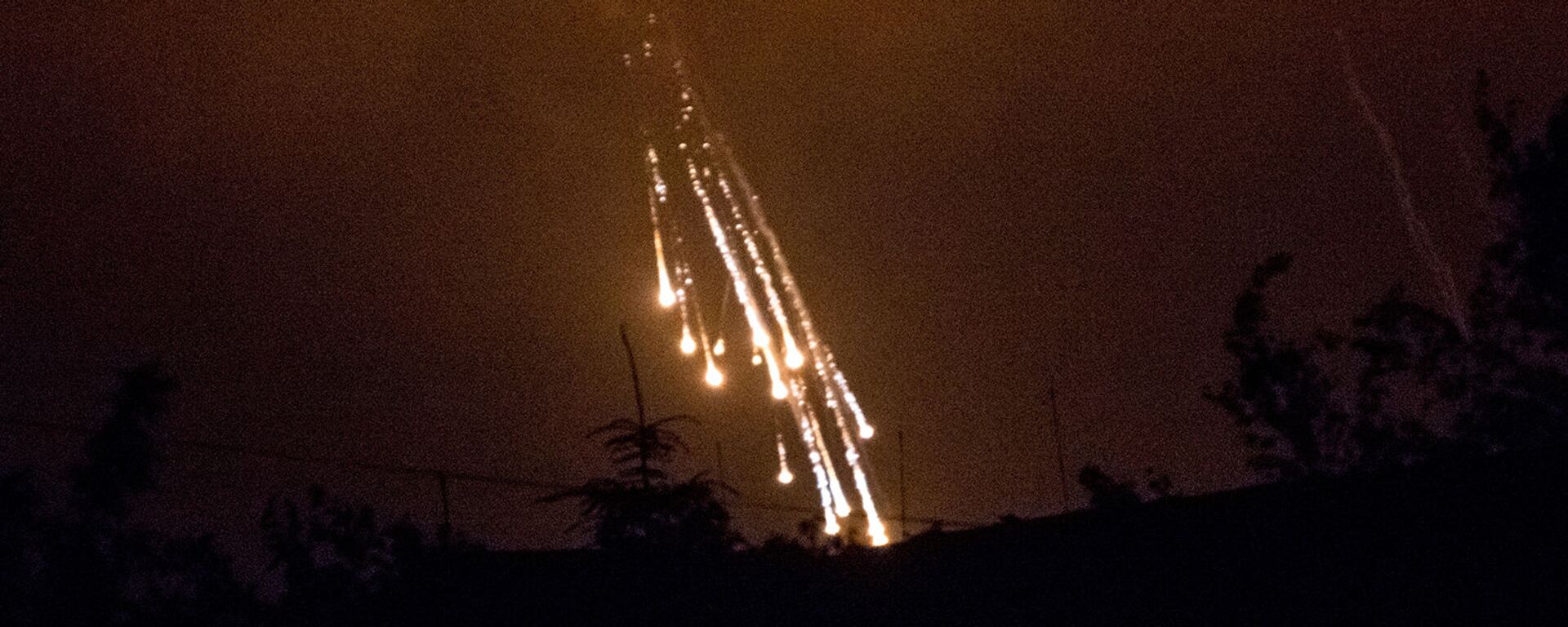 Украинские военные стреляют фосфорными зажигательными снарядами по поселку Сeменовка (11 июня 2014). - Sputnik Արմենիա, 1920, 03.11.2020