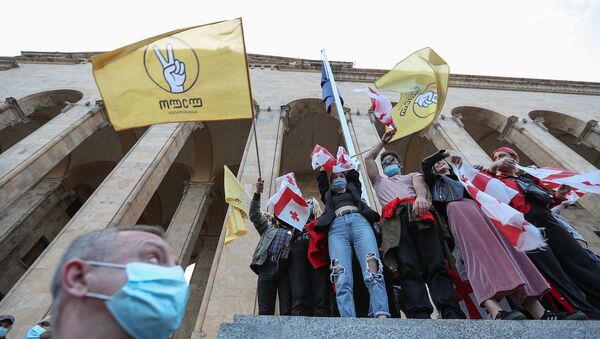 Сторонники оппозиции принимают участие в митинге после объявления предварительных результатов парламентских выборов в  Грузии (1 ноября 2020). Тбилиси - Sputnik Армения