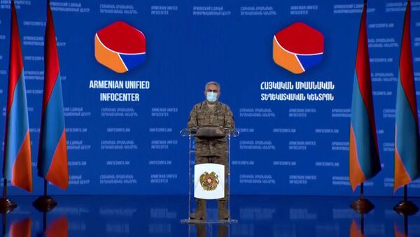 Представитель министерства обороны Армении Арцрун Ованнисян во время брифинга в Едином информационном центре (1 ноября 2020). Еревaн - Sputnik Армения