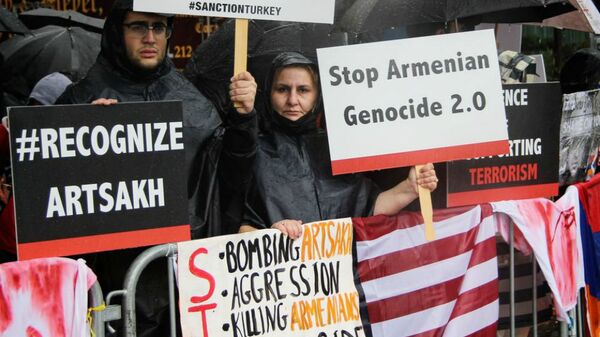 Армянские общины Австрии, Швейцарии и США одновременно провели «митинг молчания» у трех штаб-квартир ООН в Вене, Женеве и Нью-Йорке (2 ноября 2020). - Sputnik Армения