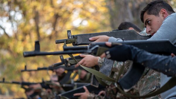 Боевая тренировка граждан в центре Искусство выживания - Sputnik Армения