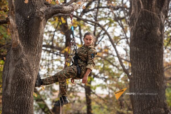 Боевая тренировка граждан в центре Искусство выживания - Sputnik Армения