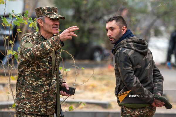 Боевая тренировка граждан в центре Искусство выживания - Sputnik Армения