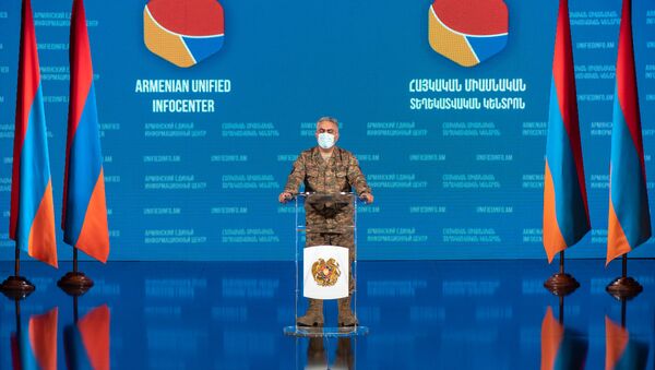 Представитель министерства обороны Армении Арцрун Ованнисян во время брифинга в Едином информационном центре (2 ноября 2020). Еревaн - Sputnik Արմենիա