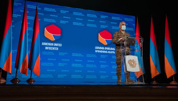Представитель министерства обороны Армении Арцрун Ованнисян во время брифинга в Едином информационном центре (2 ноября 2020). Еревaн - Sputnik Արմենիա